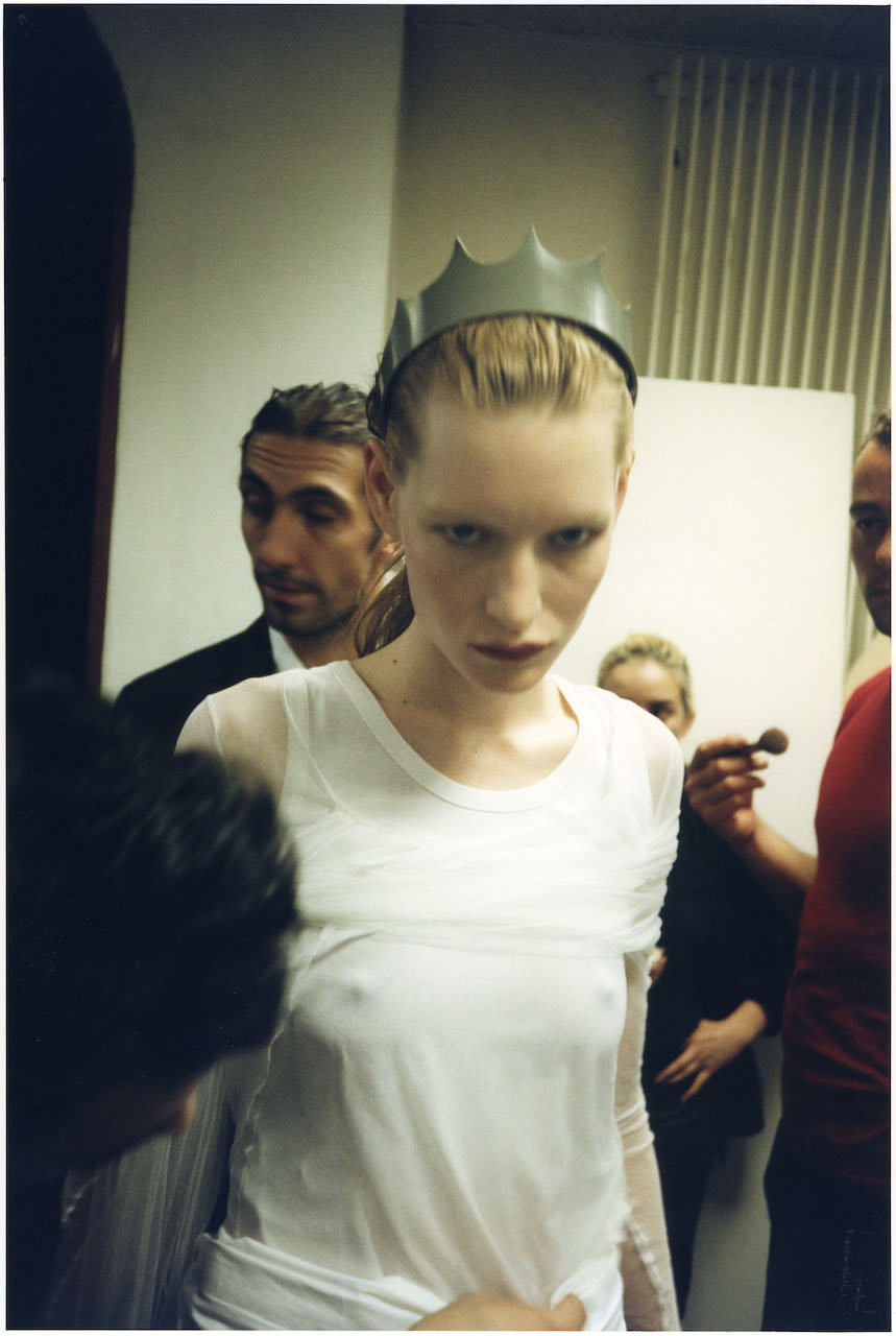 Kirsten Owen photographed by Juergen Teller backstage in 1997. Courtesy of hl-art.